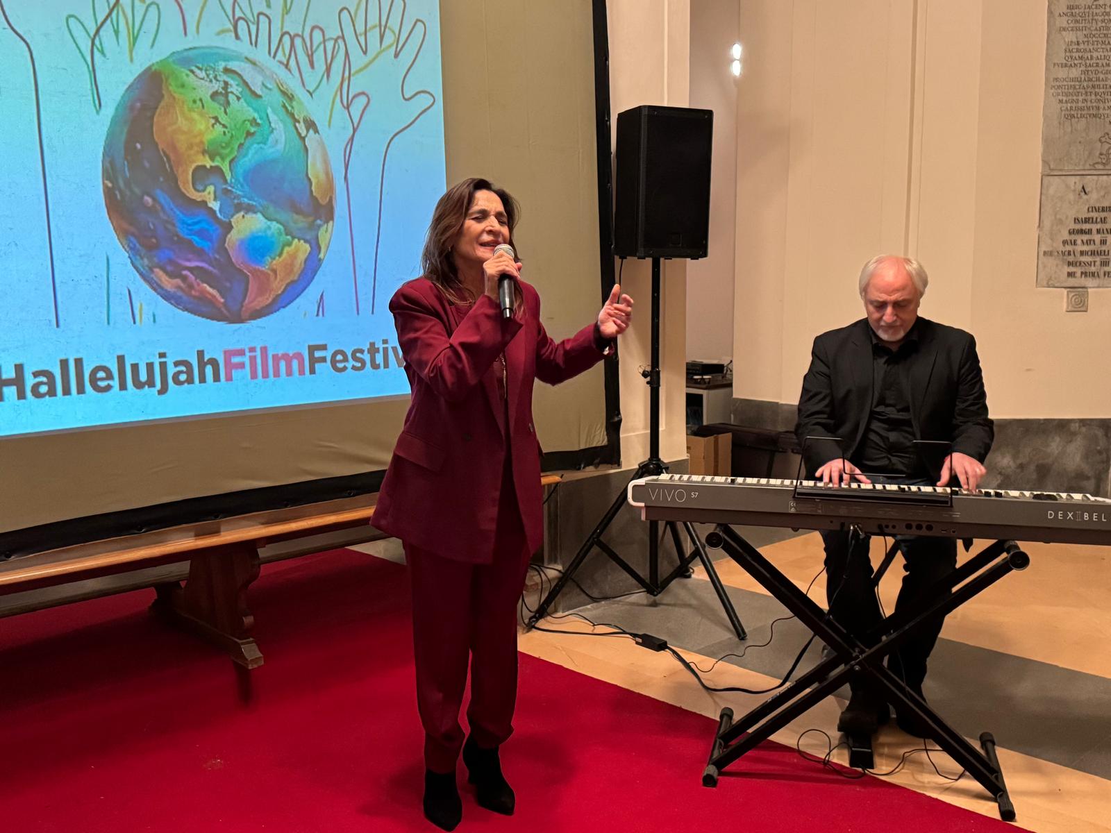 L’impegno artistico di Lina Sastri e del maestro Adriano Pennino emozionano l’HFF 2025 nella Cripta della chiesa di San Tommaso da Villanova